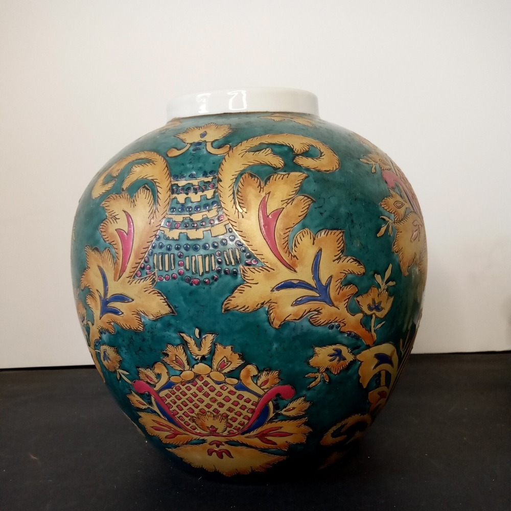 Medium  Round Porcelain‎ vase Green In Color Floral Pattern